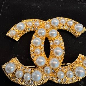 CHANEL Gold and Pearl Brooch